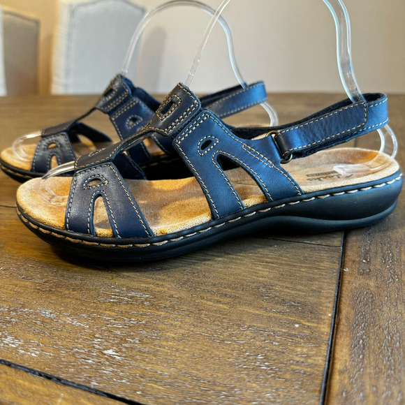 6 wide Clarks Women's Leisa Lakelyn Blue Leather Slingback Casual Sandals - Picture 1 of 9